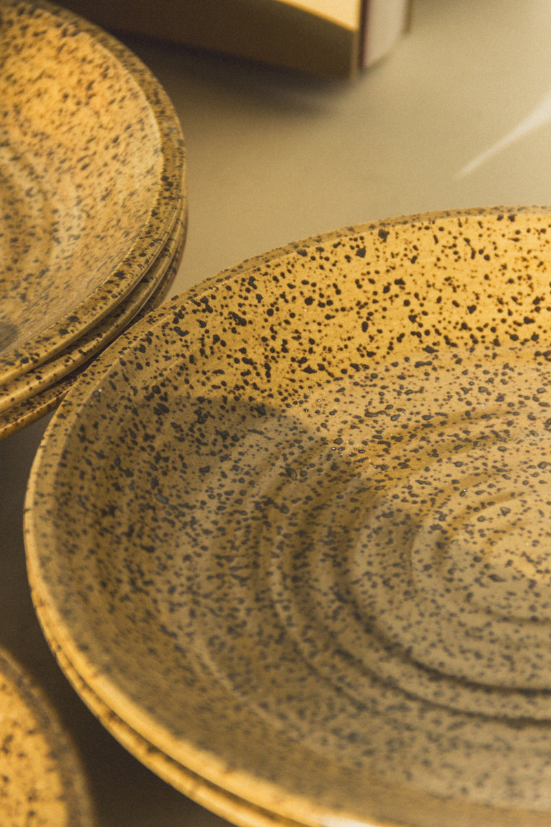 assiettes-gres-mouchete-brun-Collection-printemps-Eloge-Paris-Brocante-Boheme