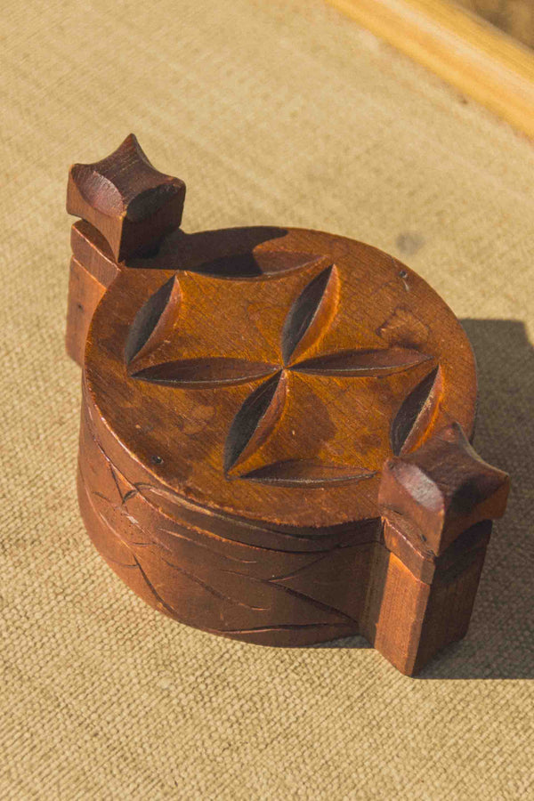 boite-bois-gravee-vintage-Collection-ete-Eloge-Paris-Brocante-Boheme