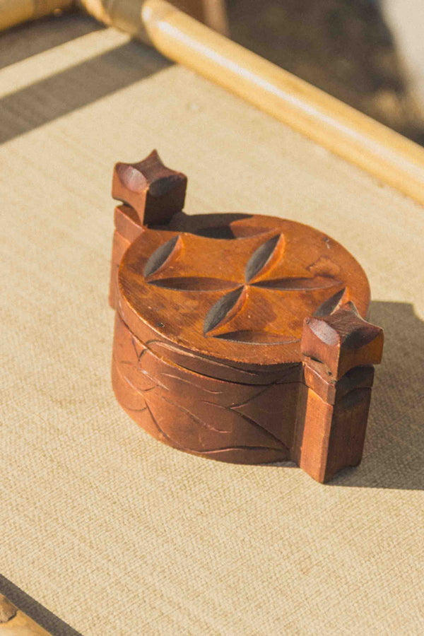 boite-bois-gravee-vintage-Collection-ete-Eloge-Paris-Brocante-Boheme