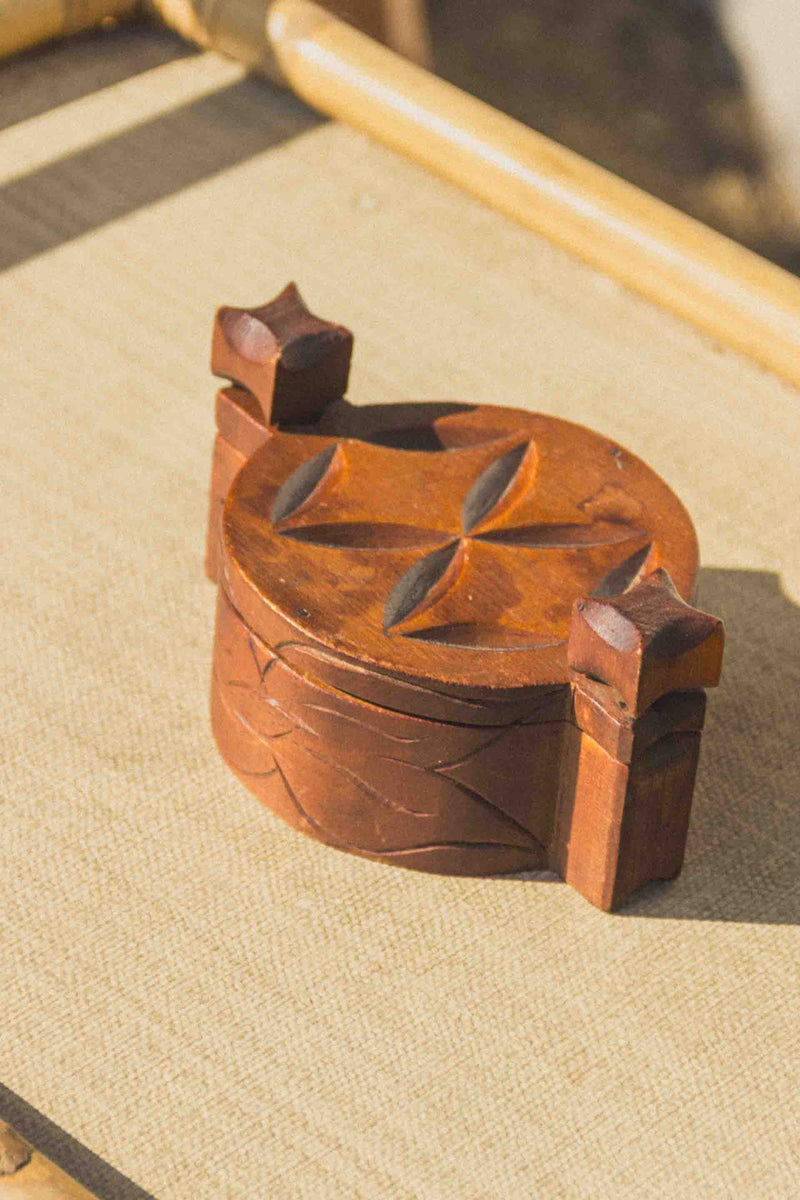 boite-bois-gravee-vintage-Collection-ete-Eloge-Paris-Brocante-Boheme