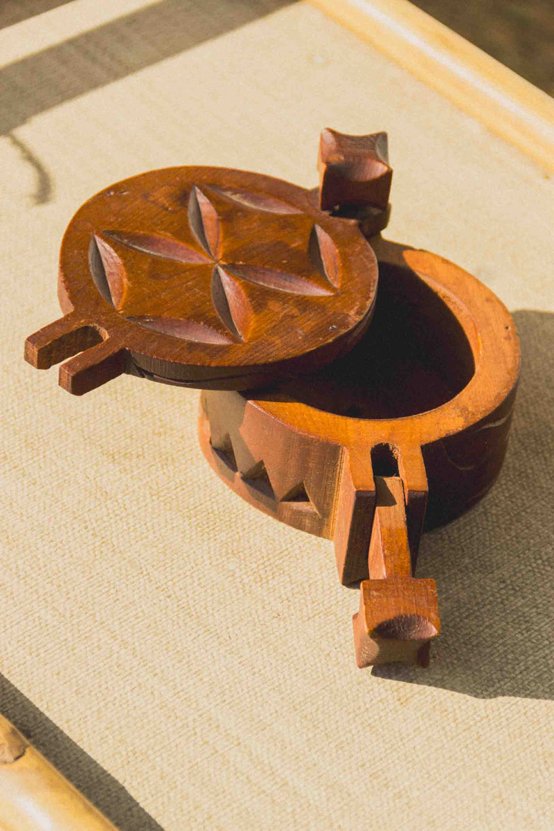 boite-bois-gravee-vintage-Collection-ete-Eloge-Paris-Brocante-Boheme
