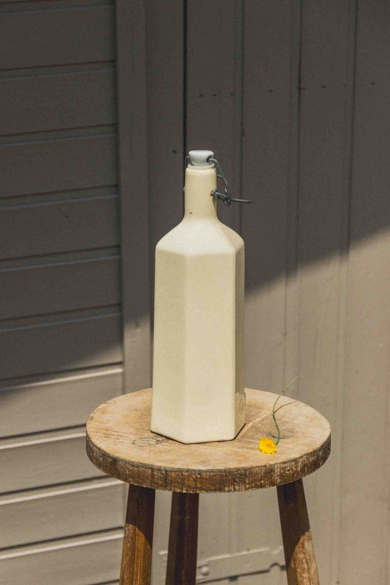 bouteille-gres-blanc-hexagonale-ancienne-Collection-ete-Eloge-Paris-Brocante-Boheme
