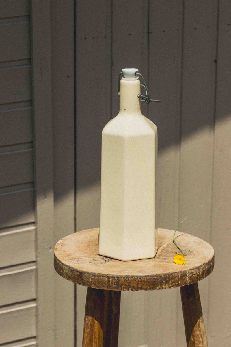 bouteille-gres-blanc-hexagonale-ancienne-Collection-ete-Eloge-Paris-Brocante-Boheme