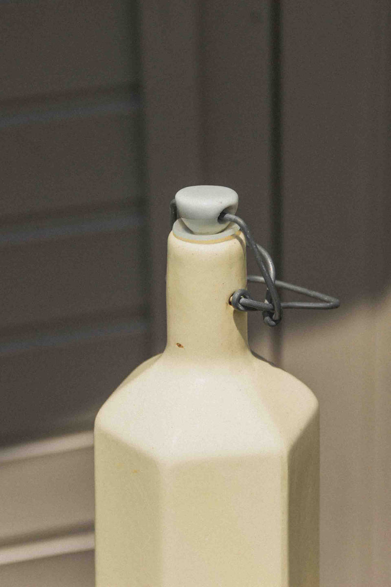 bouteille-gres-blanc-hexagonale-ancienne-Collection-ete-Eloge-Paris-Brocante-Boheme