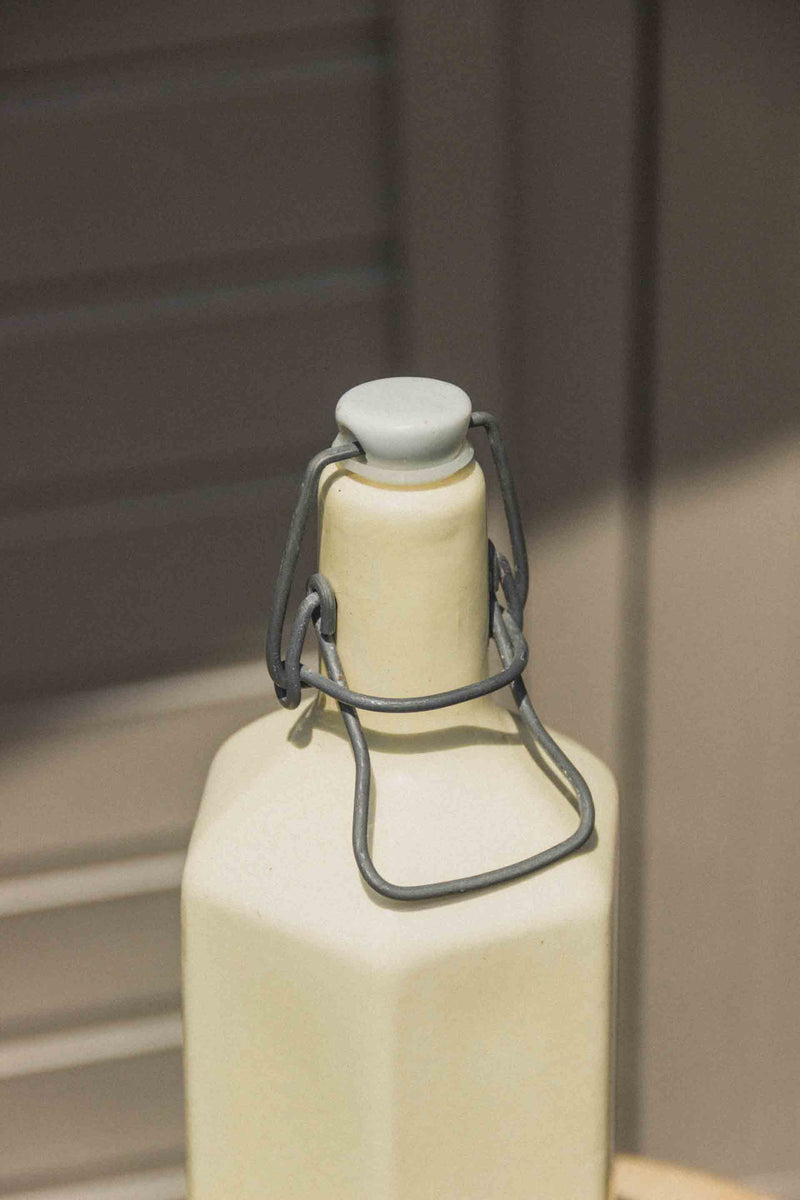 bouteille-gres-blanc-hexagonale-ancienne-Collection-ete-Eloge-Paris-Brocante-Boheme