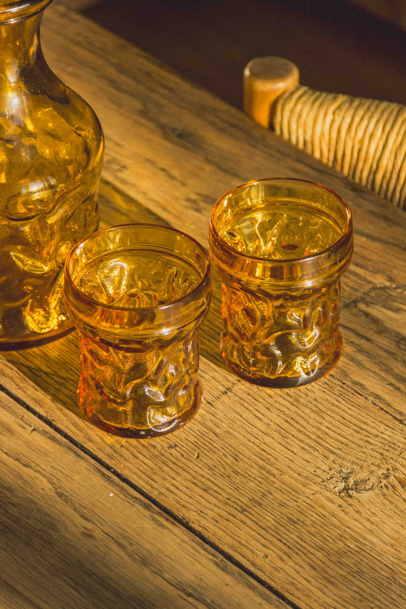 bouteille-verres-jaune-ambre-vintage-Collection-automne-cosy-Eloge-Paris-Brocante-Boheme