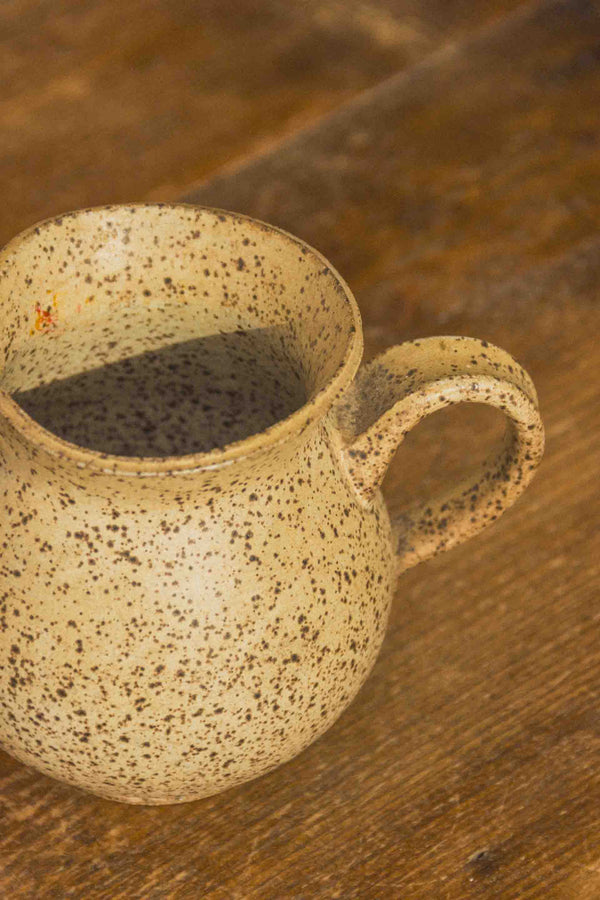 mini-pichet-gres-mouchete-beige-Collection-ete-Eloge-Paris-Brocante-Boheme