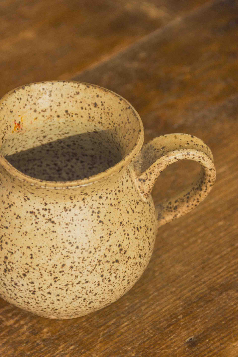mini-pichet-gres-mouchete-beige-Collection-ete-Eloge-Paris-Brocante-Boheme