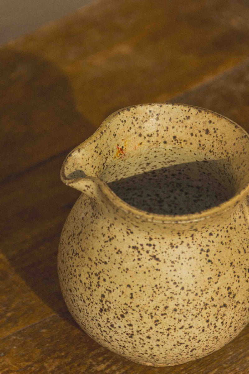 mini-pichet-gres-mouchete-beige-Collection-ete-Eloge-Paris-Brocante-Boheme