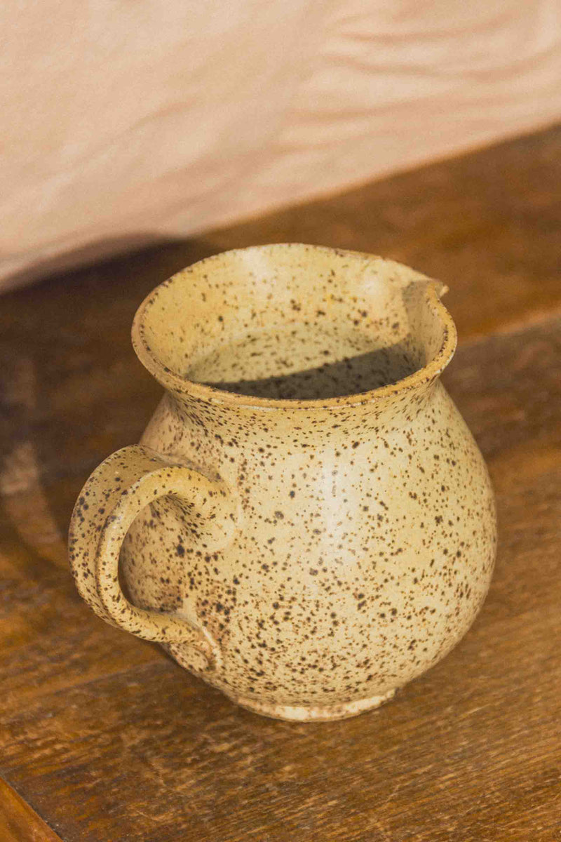 mini-pichet-gres-mouchete-beige-Collection-ete-Eloge-Paris-Brocante-Boheme