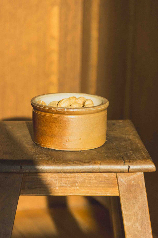 petit-pot-rond-gres-brun-clair-vintage-Collection-printemps-Eloge-Paris-Brocante-Boheme
