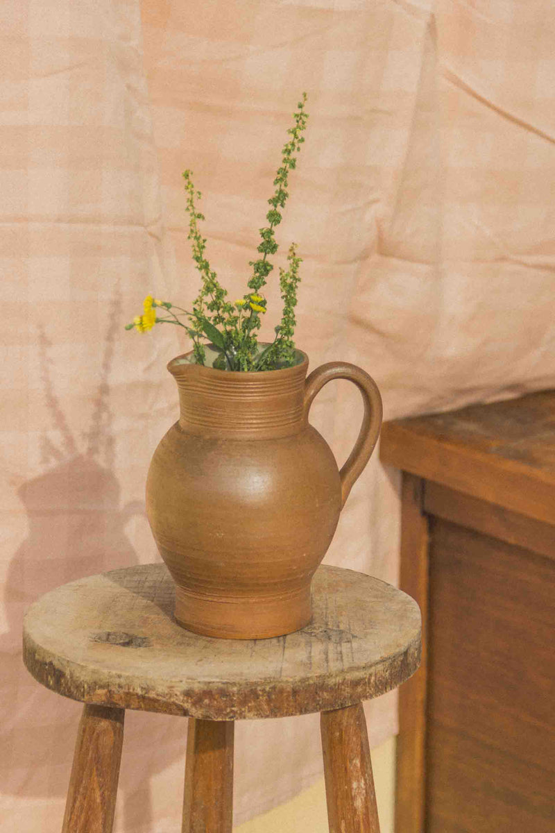pichet-gres-brun-courbes-vintage-Collection-ete-Eloge-Paris-Brocante-Boheme