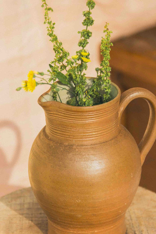 pichet-gres-brun-courbes-vintage-Collection-ete-Eloge-Paris-Brocante-Boheme