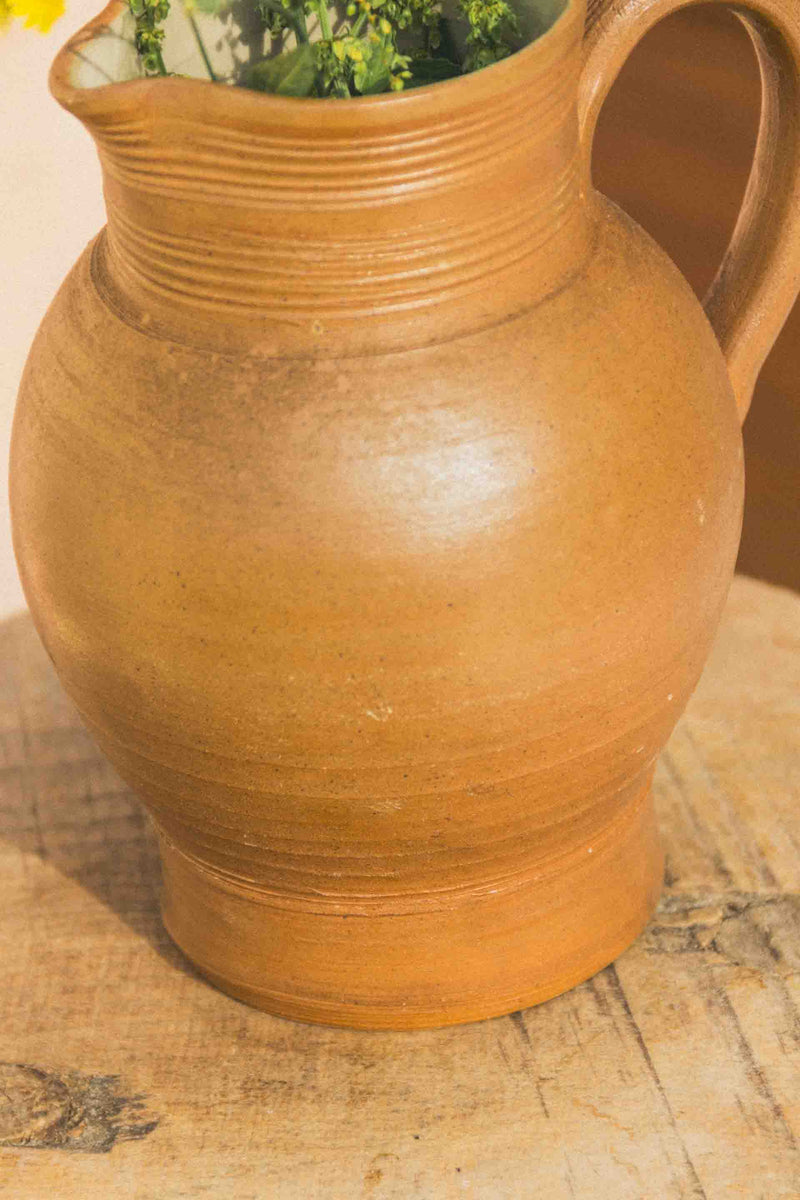 pichet-gres-brun-courbes-vintage-Collection-ete-Eloge-Paris-Brocante-Boheme