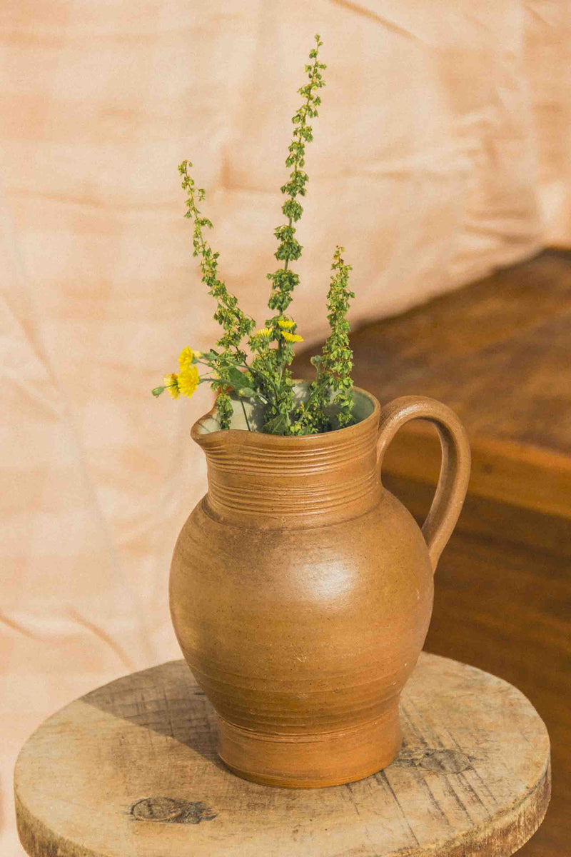pichet-gres-brun-courbes-vintage-Collection-ete-Eloge-Paris-Brocante-Boheme