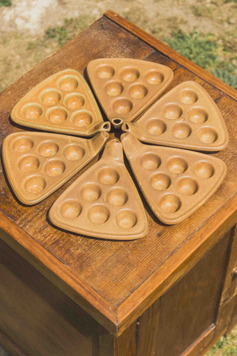 poelon-escargots-design-vieux-gres-brun-Collection-ete-Eloge-Paris-Brocante-Boheme