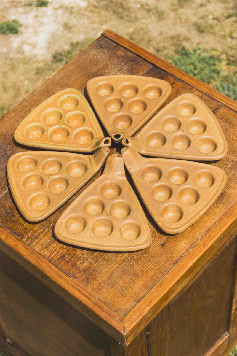 poelon-escargots-design-vieux-gres-brun-Collection-ete-Eloge-Paris-Brocante-Boheme