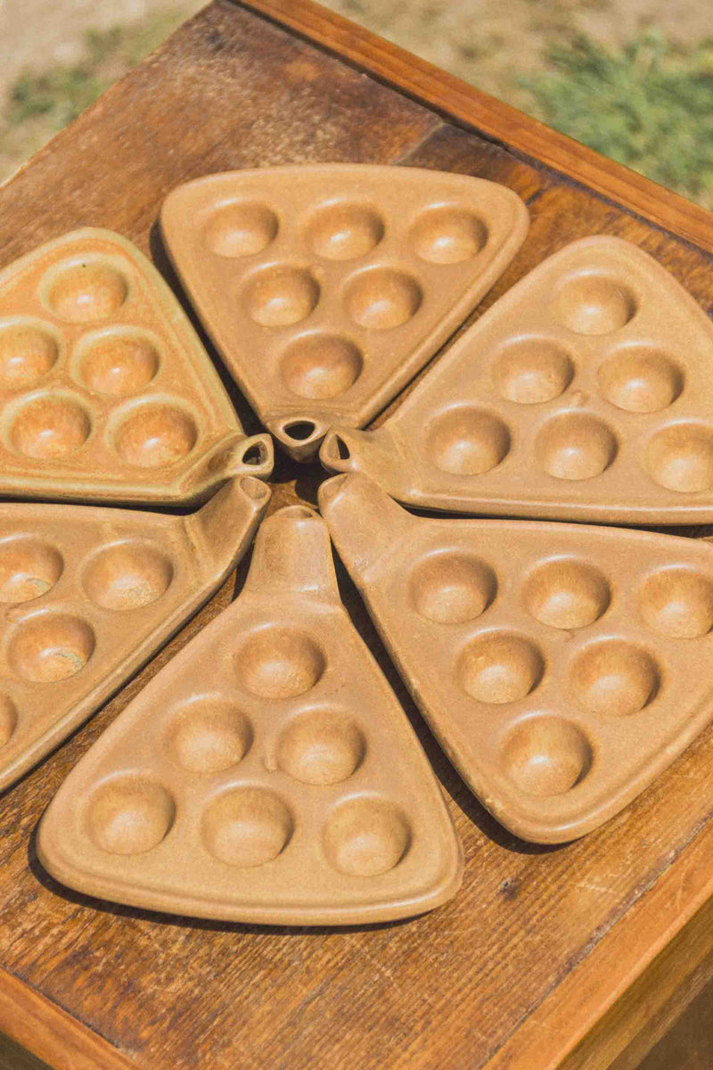 poelon-escargots-design-vieux-gres-brun-Collection-ete-Eloge-Paris-Brocante-Boheme
