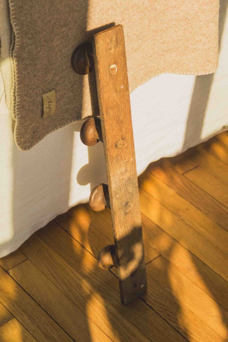 porte-manteau-bois-brut-vintage-Collection-printemps-Eloge-Paris-Brocante-Boheme