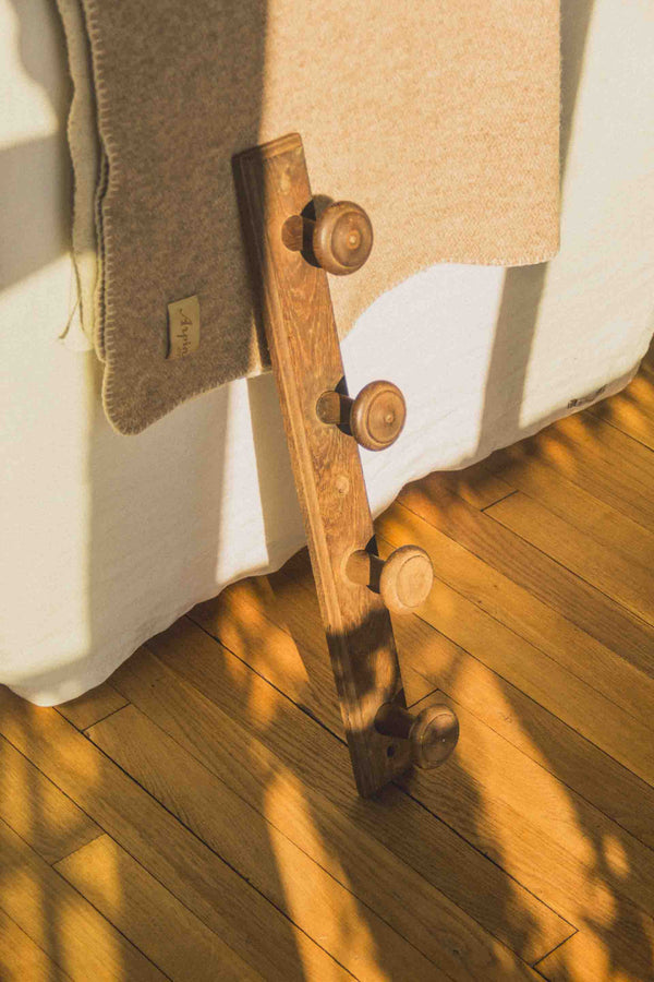 porte-manteau-bois-brut-vintage-Collection-printemps-Eloge-Paris-Brocante-Boheme