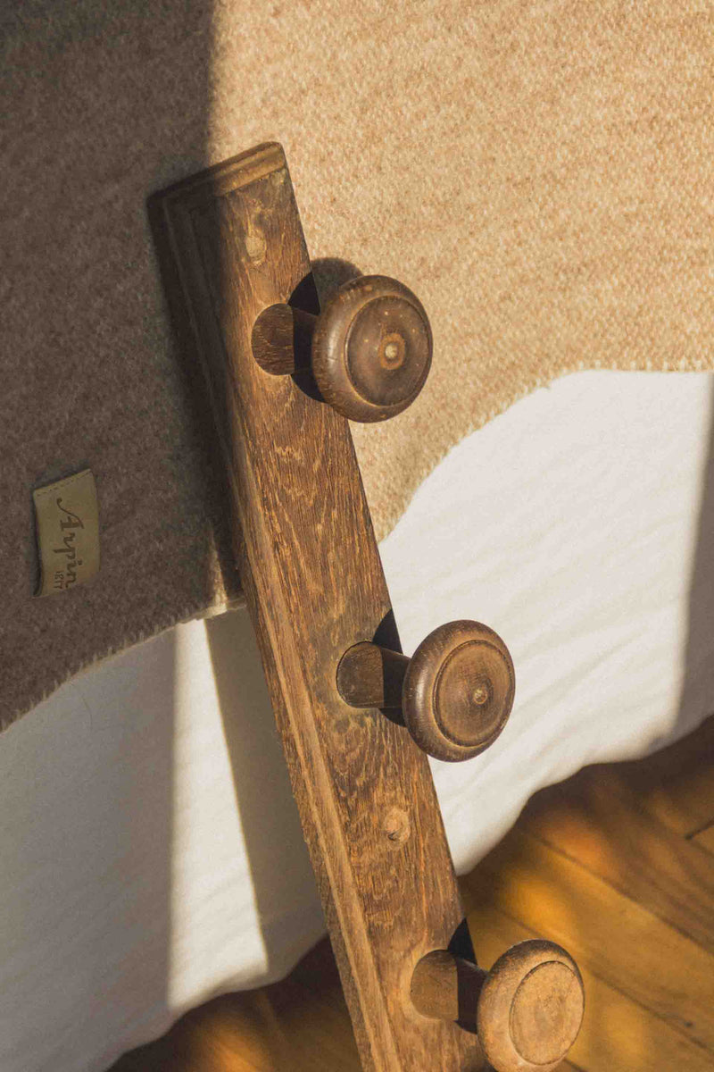 porte-manteau-bois-brut-vintage-Collection-printemps-Eloge-Paris-Brocante-Boheme