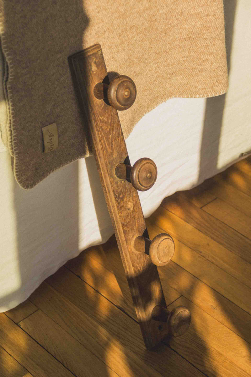 porte-manteau-bois-brut-vintage-Collection-printemps-Eloge-Paris-Brocante-Boheme