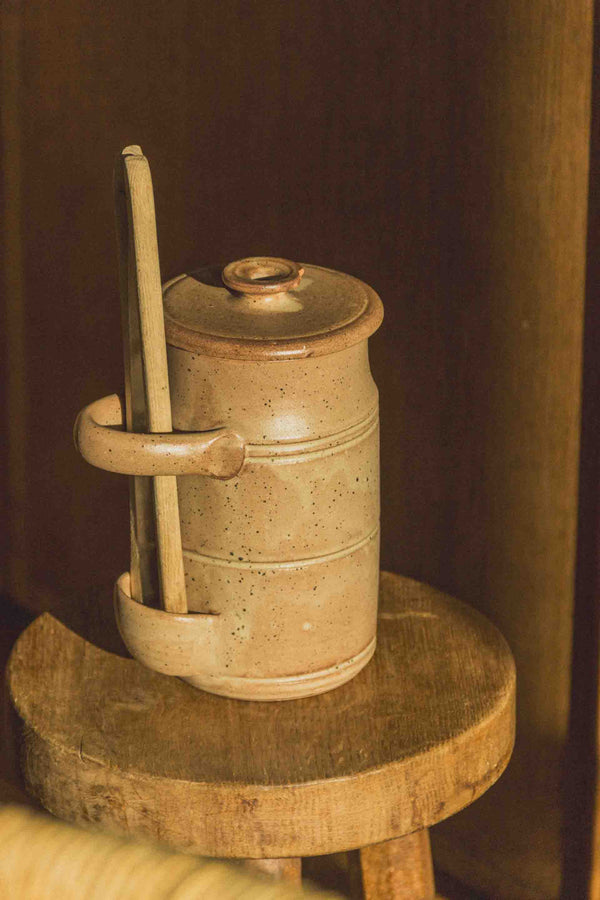 pot-cornichons-beige-mouchetee-vintage-Collection-printemps-Eloge-Paris-Brocante-Boheme