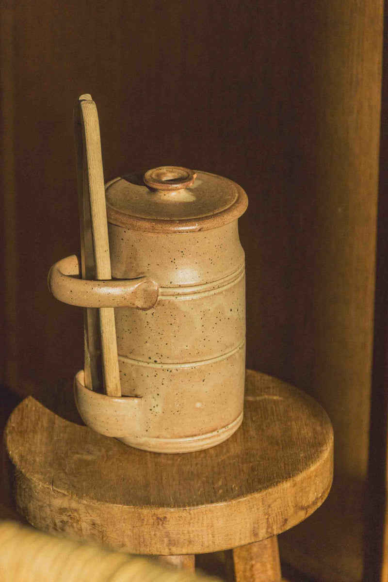 pot-cornichons-beige-mouchetee-vintage-Collection-printemps-Eloge-Paris-Brocante-Boheme