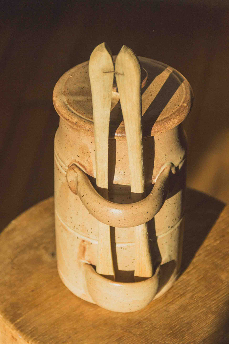 pot-cornichons-beige-mouchetee-vintage-Collection-printemps-Eloge-Paris-Brocante-Boheme