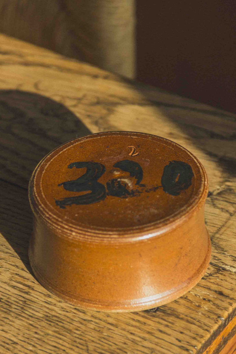 pot-gres-marron-clair-plat-vintage-Collection-printemps-Eloge-Paris-Brocante-Boheme