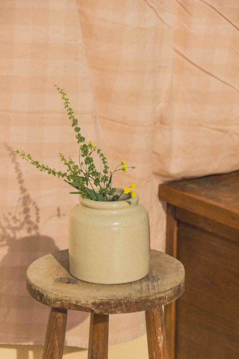 pot-moutarde-beige-ancien-Collection-ete-Eloge-Paris-Brocante-Boheme