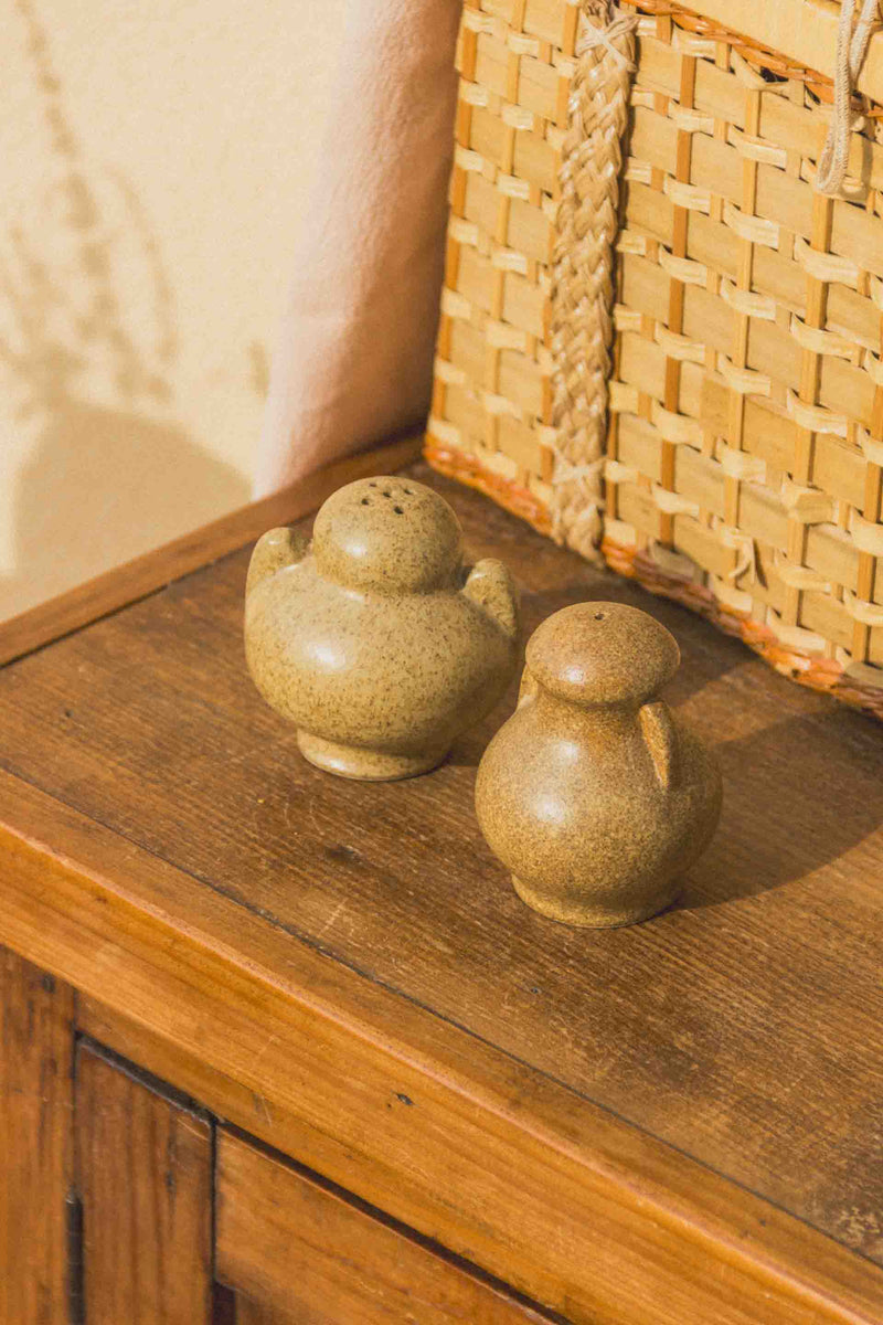 saliere-poivriere-gres-brun-vintage-Collection-ete-Eloge-Paris-Brocante-Boheme