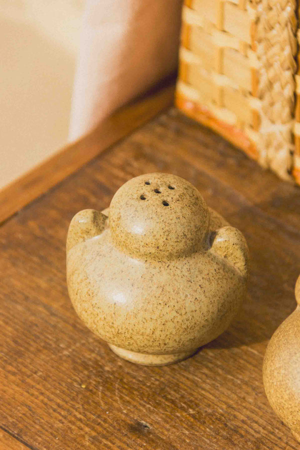 saliere-poivriere-gres-brun-vintage-Collection-ete-Eloge-Paris-Brocante-Boheme