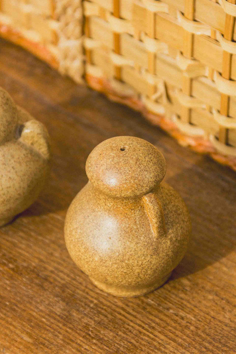 saliere-poivriere-gres-brun-vintage-Collection-ete-Eloge-Paris-Brocante-Boheme