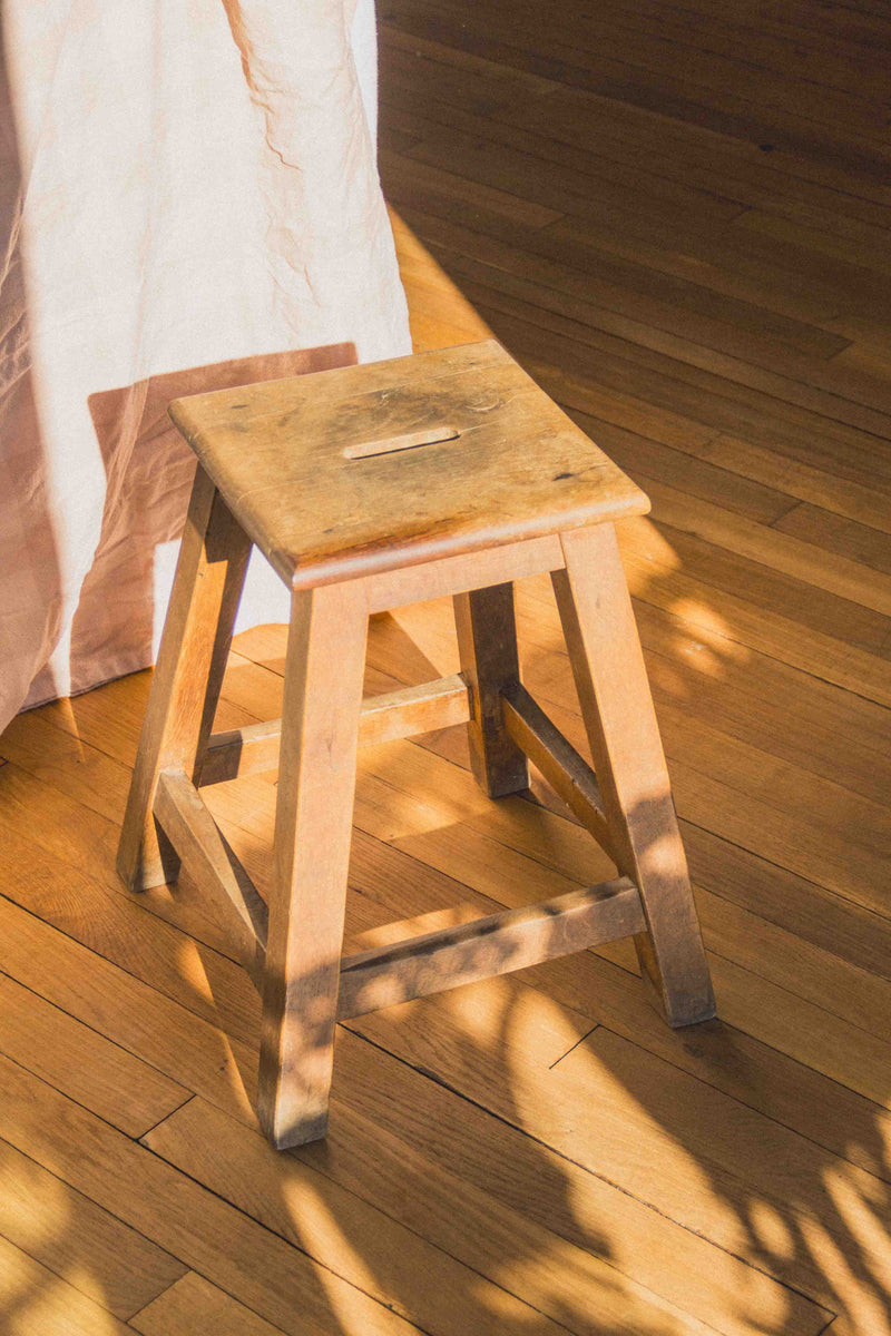 tabouret-bois-ancien-Collection-automne-cosy-Eloge-Paris-Brocante-Boheme