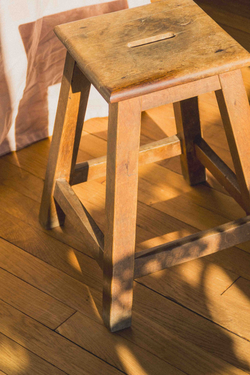 tabouret-bois-ancien-Collection-automne-cosy-Eloge-Paris-Brocante-Boheme