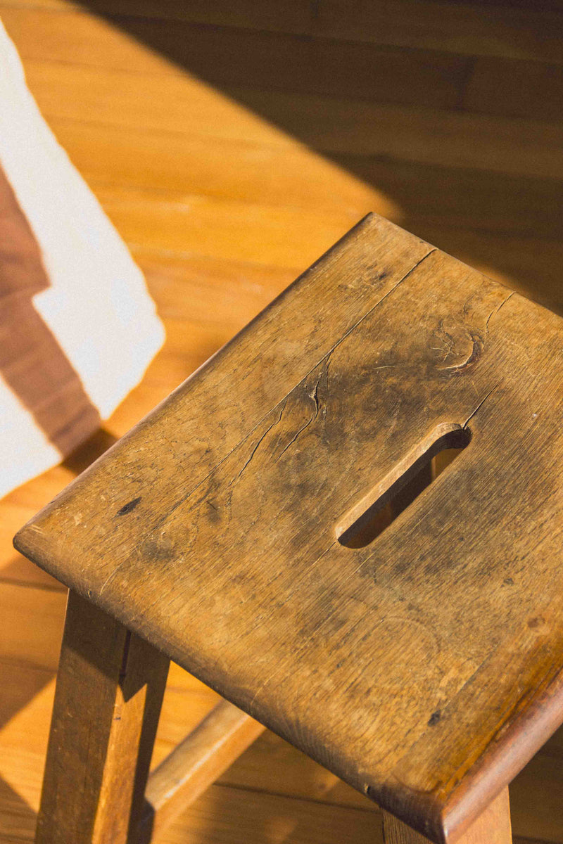 tabouret-bois-ancien-Collection-automne-cosy-Eloge-Paris-Brocante-Boheme