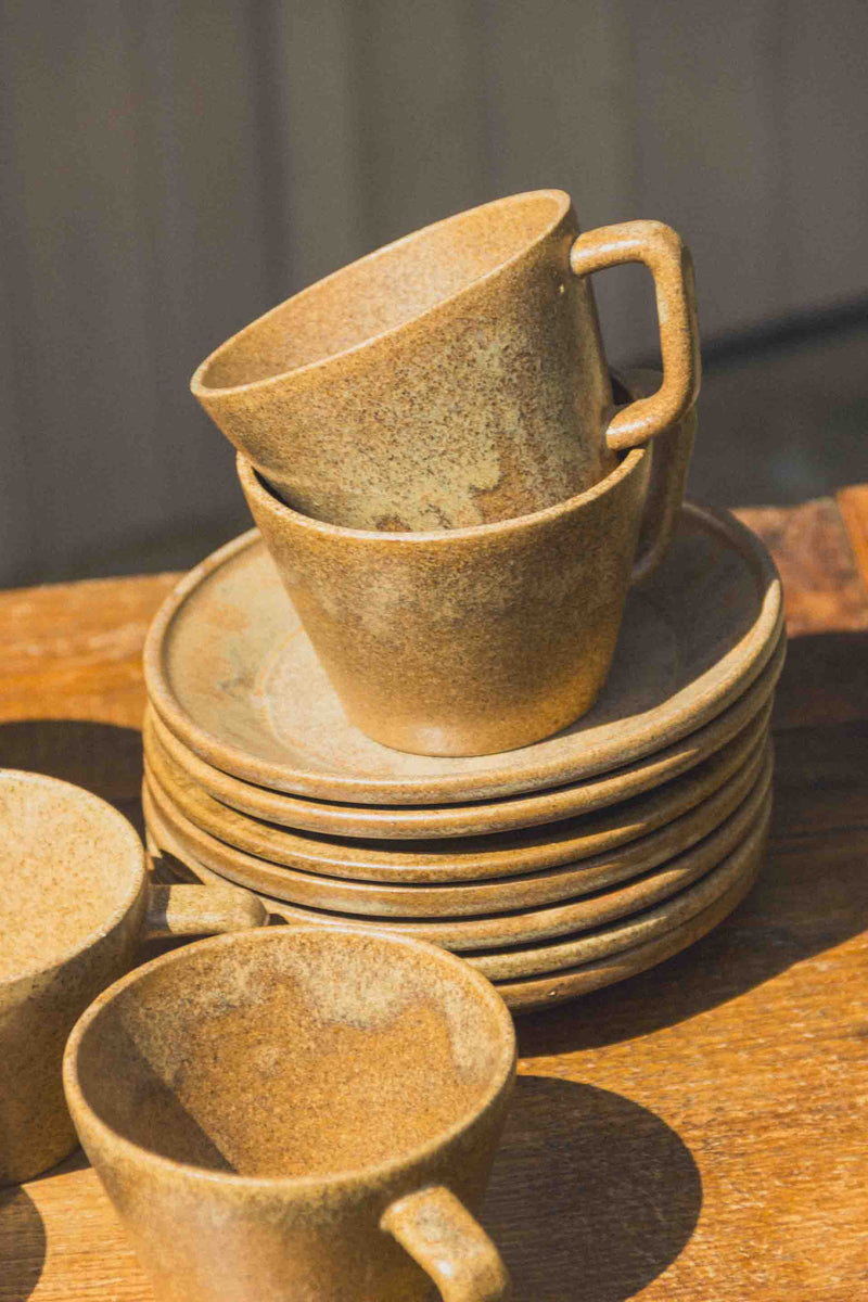 tasses-cafe-gres-brun-soucoupes-vintage-Collection-ete-Eloge-Paris-Brocante-Boheme