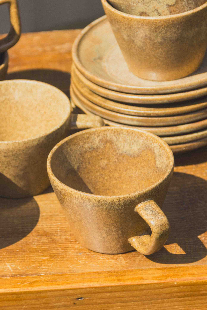 tasses-cafe-gres-brun-soucoupes-vintage-Collection-ete-Eloge-Paris-Brocante-Boheme