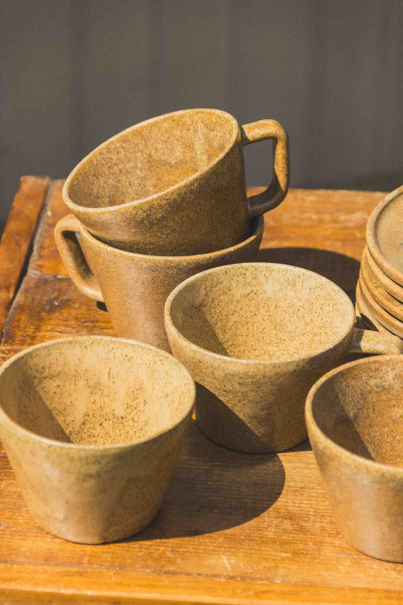 tasses-cafe-gres-brun-soucoupes-vintage-Collection-ete-Eloge-Paris-Brocante-Boheme