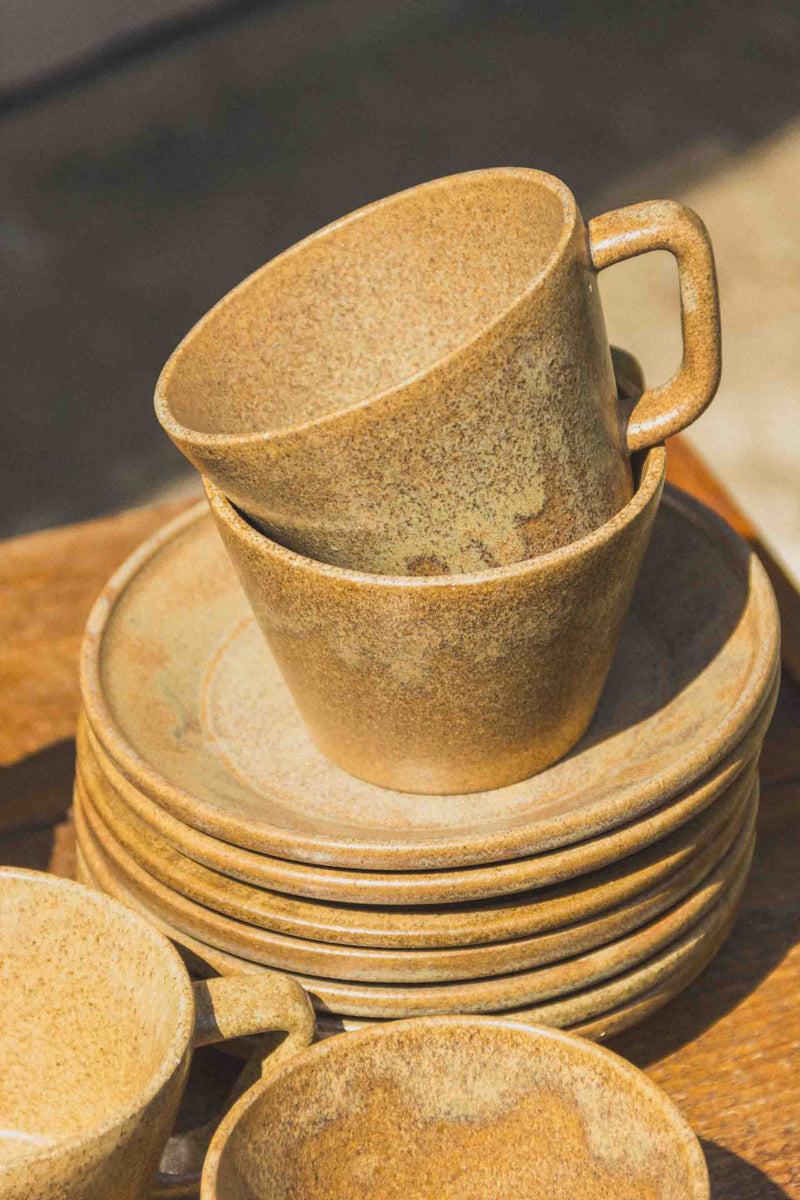 tasses-cafe-gres-brun-soucoupes-vintage-Collection-ete-Eloge-Paris-Brocante-Boheme