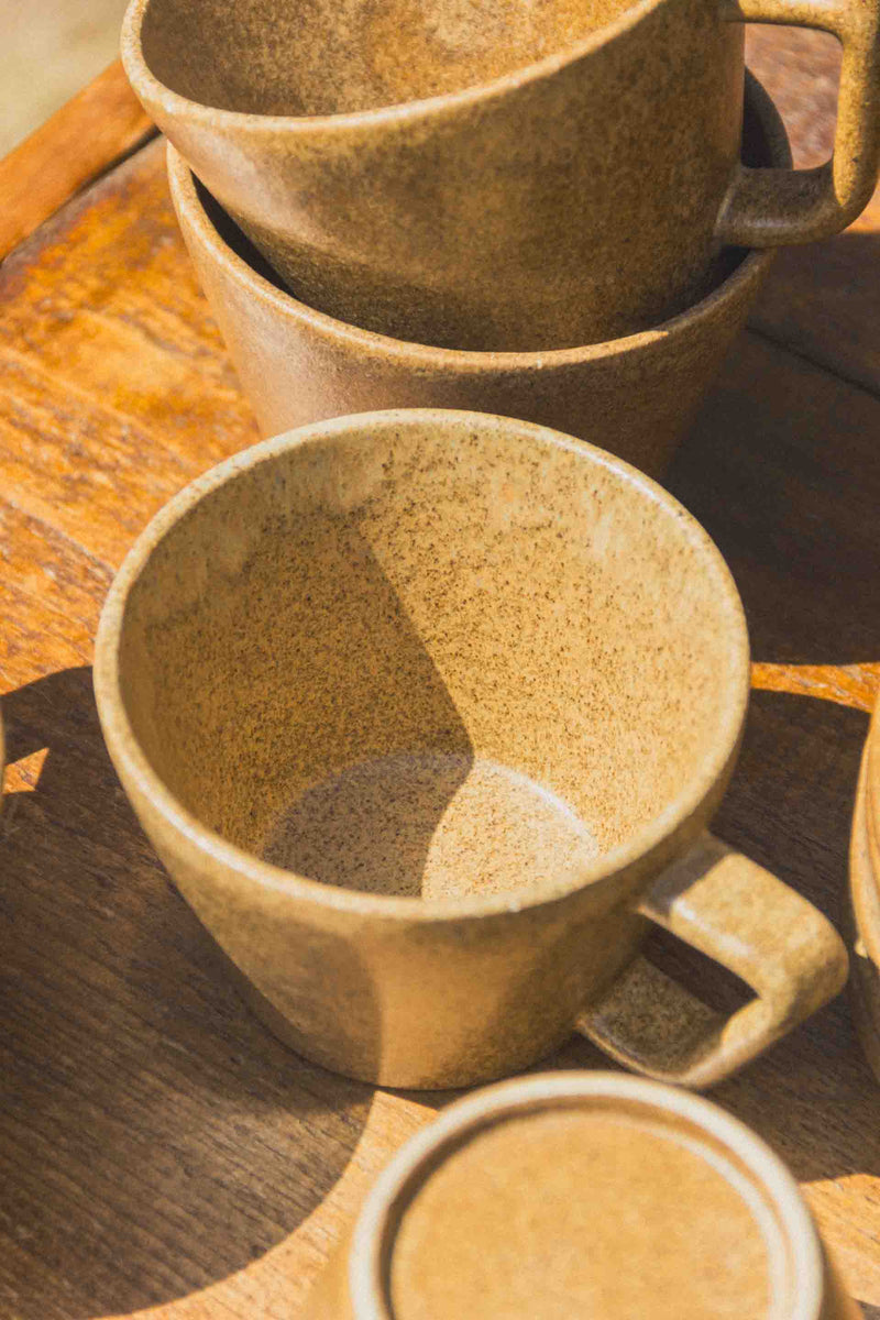 tasses-cafe-gres-brun-soucoupes-vintage-Collection-ete-Eloge-Paris-Brocante-Boheme