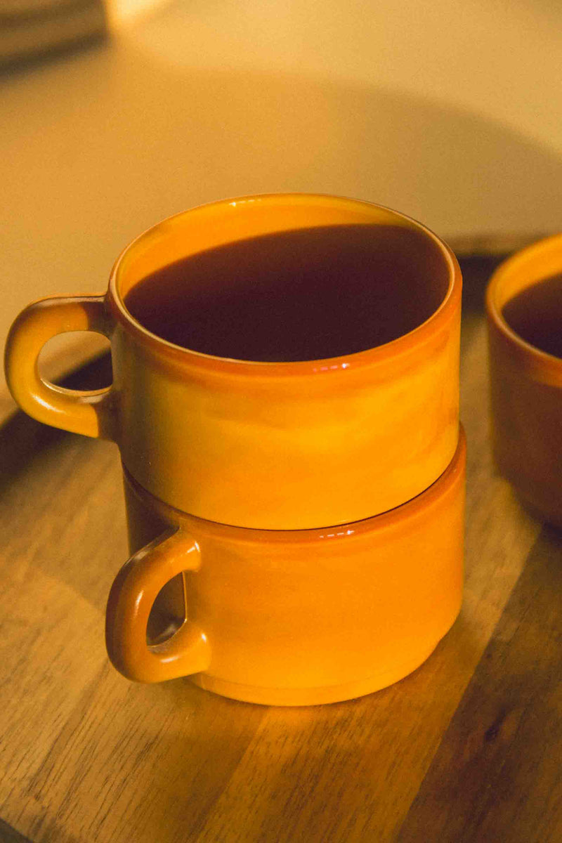 tasses-verre-ocre-arcopal-vintage-Collection-automne-Eloge-Paris-Brocante-Boheme
