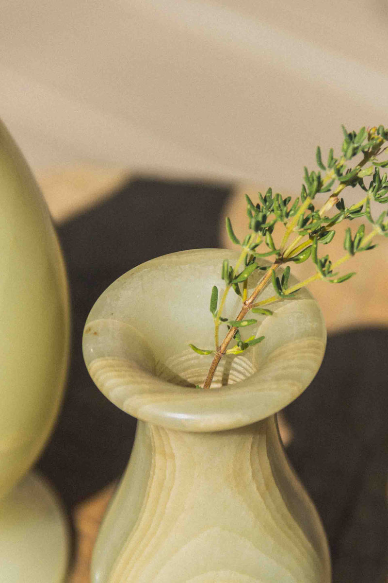 vases-albatre-beige-vintage-Collection-ete-Eloge-Paris-Brocante-Boheme